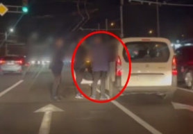 VIDEO // La un pas de tragedie. Un șofer din capitală abia se ținea pe picioare. Cine l-a scos din mașină